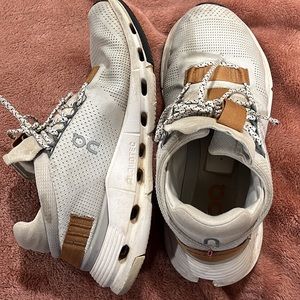 Women’s on clouds size 6.5!! Super comfy